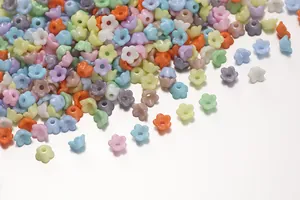 Gros plan sur des perles de muguet en acrylique colorées de 6 mm pour bijoux DIY