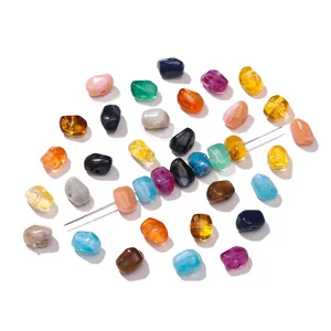 Gros plan de perles acryliques irrégulières colorées imitation pierre naturelle