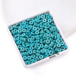 Gros plan de perles heishi turquoise de 6 mm avec détails de 1,5 mm et 2,5 mm