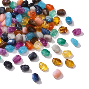 Vue détaillée de perles acryliques irrégulières texture marbrée pour bijoux DIY