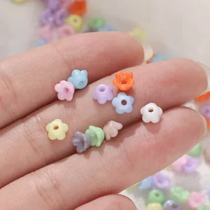 Gros plan macro de perles de muguet colorées en acrylique de 6 mm pour bijoux DIY