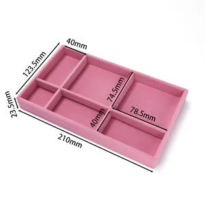Detailweergave van roze fluwelen sieradentray met exacte afmetingen van de vakken in mm