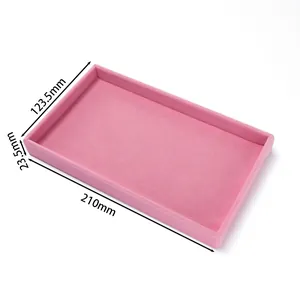 Gedetailleerde weergave van roze fluwelen juwelentray met afmetingen 210x123,5x23,5mm