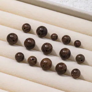 Detailaufnahme der feinen Textur von natürlichen Jin Si Tan Holzperlen für DIY-Schmuck