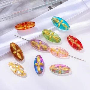 Primo piano di perle ovali in vetro ceco vintage con motivo in foglia d'oro per DIY