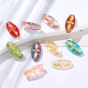 Collezione di perle ovali in vetro ceco con eleganti motivi interni in foglia d'oro lucida.