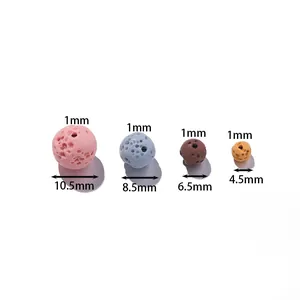 Comparación de tamaños de cuentas de piedra de lava de colores para hacer joyería DIY
