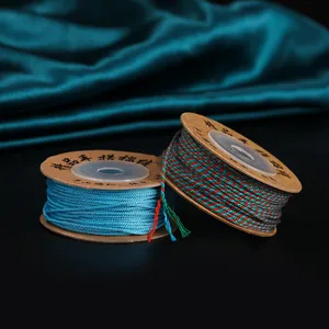 Close-up van 1 mm kleurrijke katoenen draadspoelen voor doe-het-zelf sieraden weven