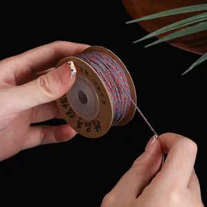 Gedetailleerd beeld van 1mm kleurrijk gevlochten katoenen koord voor DIY sieraden maken.
