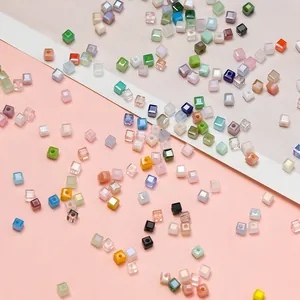 Dettaglio ravvicinato di perline di vetro a cubo macaron colorate per gioielli fai da te