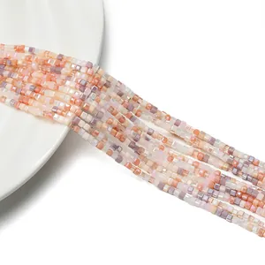 Dettaglio di perle cubiche in vetro colori macaron per gioielli fai-da-te