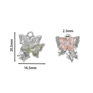 Vista dettagliata delle dimensioni di un ciondolo farfalla con strass rosa per bijoux fai-da-te