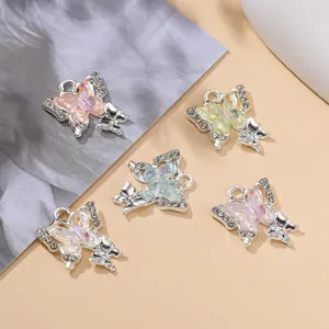 Primo piano di cinque ciondoli a farfalla in lega colorata con strass per fai da te gioielli