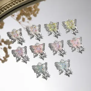 Vista macro dettagliata di ciondoli a farfalla in lega colorata con strass