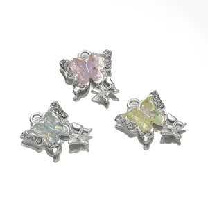 Dettaglio macro di ciondoli a farfalla iridescenti con strass scintillanti per fai da te.