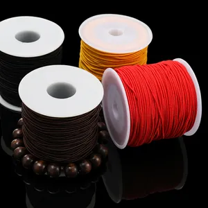 Primer plano de carretes de cordón elástico de colores para joyería y abalorios.