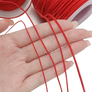 Detalle macro de cordón elástico rojo con núcleo hilado para proyectos de abalorios de joyas DIY