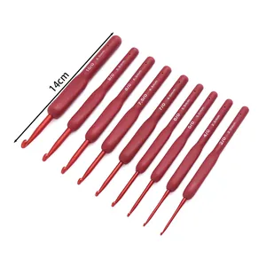 Set van 9 rode haaknaalden met zachte TPR-handgreep, maten van 2,0 mm tot 6,0 mm, 14 cm