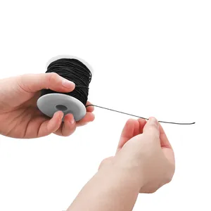 Hilo elástico negro en carrete blanco para la creación de joyas y pulseras de bricolaje.