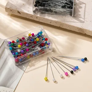 Set bunter Perlenkopf-Stecknadeln in einer transparenten Aufbewahrungsbox