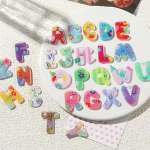 Kreatives Set mit 26 bunten Acryl-Buchstabenanhängern mit süßen Smileys für DIY-Schmuckbasteln