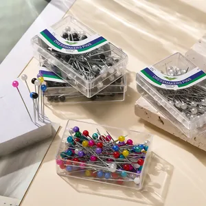 Set mit bunten Perlenkopf-Stecknadeln in Klarsichtboxen für professionelles Nähen und Basteln