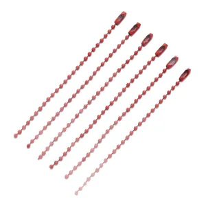 Sieben rote Metall-Kugelketten für DIY-Schmuckanhänger und Schlüsselanhänger.