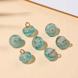 Vista macro di perline verdi vintage in finta giada con accenti dorati DIY