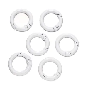 Set mit sechs weiß lackierten Metall-O-Ringen mit Feder für Taschen und Handyketten