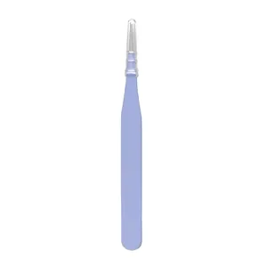 Pince à épiler droite en acier bleu clair avec capuchon protecteur pour bricolage et cils.