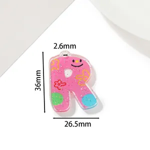 Pinker Acrylanhänger Buchstabe R mit Glitzer und Blumenmuster, Größe 36mm x 26,5mm.