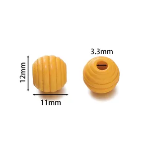Dettaglio di perle in legno gialle filettate con dimensioni 12x11mm e foro da 3,3mm