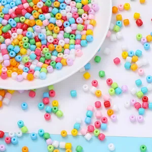 Ampia scelta di perle di vetro colorate per la creazione di gioielli fai da te.