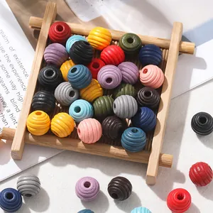 Dettaglio macro di perle di legno filettate multicolori per artigianato e gioielli fai da te