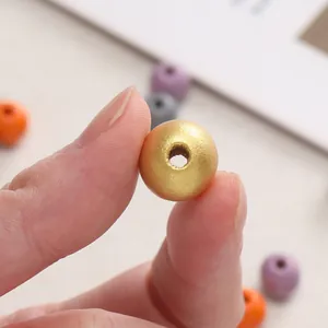 Detailopname van een gouden lotus houten kraal voor DIY-sieraden maken