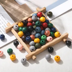 Detailopname van kleurrijke houten kralen voor het maken van DIY-sieraden.