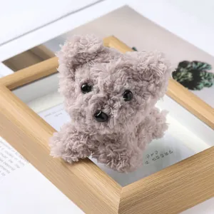Gros plan sur les yeux et le nez en acrylique noir d'un chien en peluche rose DIY