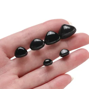 Vue détaillée de nez triangulaires en acrylique noir pour la création de poupées DIY