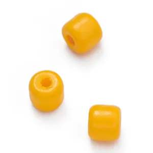 Perline di vetro gialle color caramella per accessori di gioielleria fai-da-te su sfondo bianco