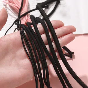 Primer plano de cuerdas de nailon elásticas negras para hacer accesorios para el cabello