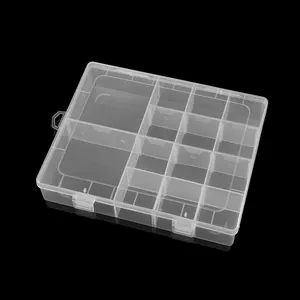 Detail einer klaren Plastikbox mit abnehmbaren Trennwänden für die Schmuckaufbewahrung.