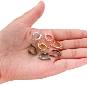 Sortiment von mehrfarbigen Metall-Ohrringhaken mit Hebelverschluss in der Handfläche