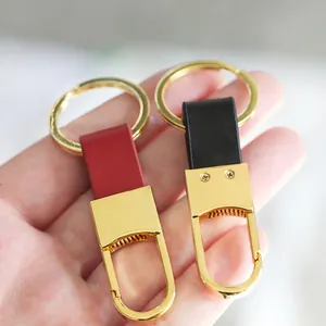 Vista dettagliata di portachiavi in pelle rossa e nera con eleganti clip in metallo oro