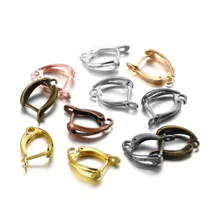Hochwertige Nahaufnahme mehrfarbiger französischer Ohrhaken aus Messing für DIY-Schmuck.