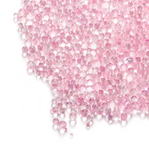 Macrodetail van roze iriserende glazen bellenkralen met AB-afwerking voor nagelkunst.
