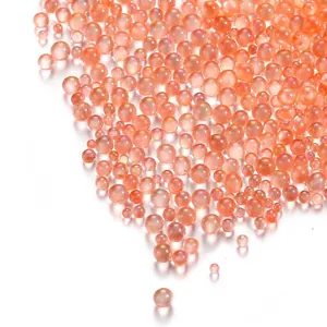 Detailopname van iriserende perzik glazen bubbelkralen voor doe-het-zelf sieraden en nagels