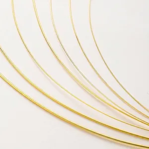 Macrodetail van vergulde koperdraden in verschillende diktes voor sieraden