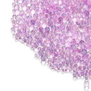 Gedetailleerde weergave van iriserende paarse glazen kralen voor DIY-sieraden en nail art decoraties