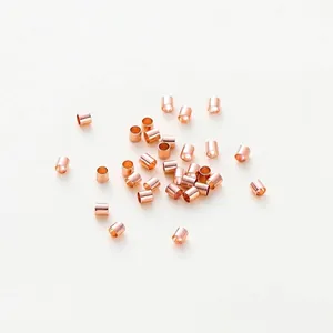 Close-up van roségoudkleurige knijpkraaltjes voor het maken van DIY-sieraden