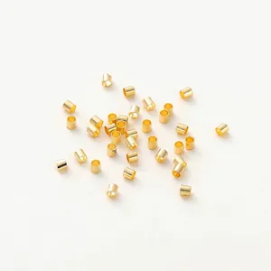 Gedetailleerd overzicht van meerdere 14K vergulde knijpkralen voor DIY-sieraden